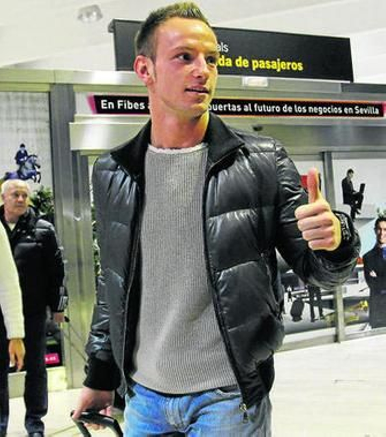 Ivan Rakitic hace un gesto de satisfacción a su llegada a Sevilla, el pasado mes de enero.
