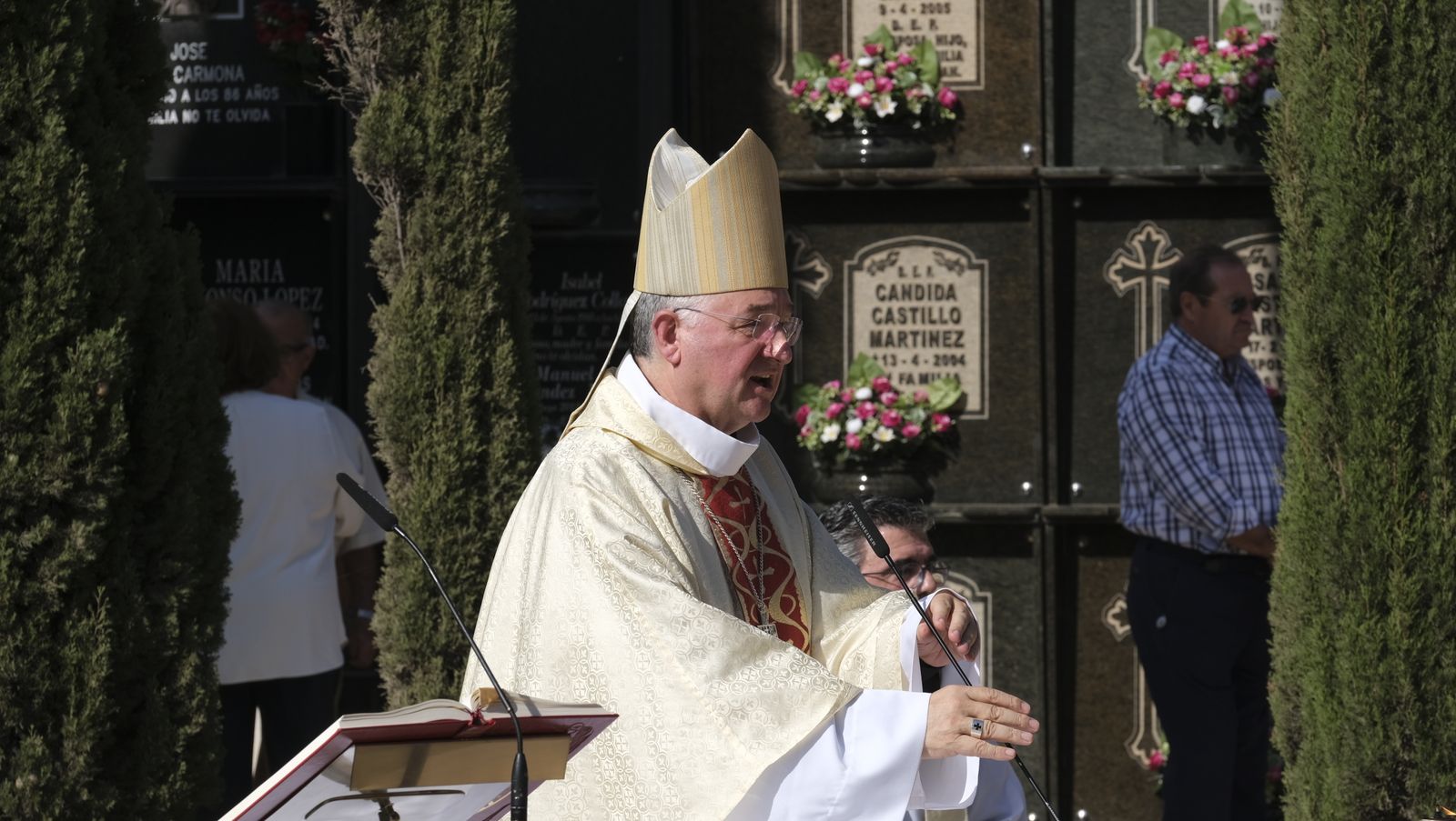 Imágenes del Día de Todos los Santos en el Cementerio de San José de Almería