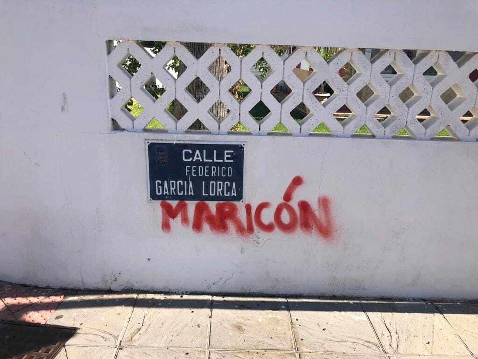 Una pintada homófoba en la calle Federico García Lorca de Bellavista