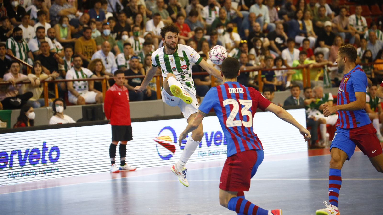Zequi toca un balón ante la defensa del Barça.