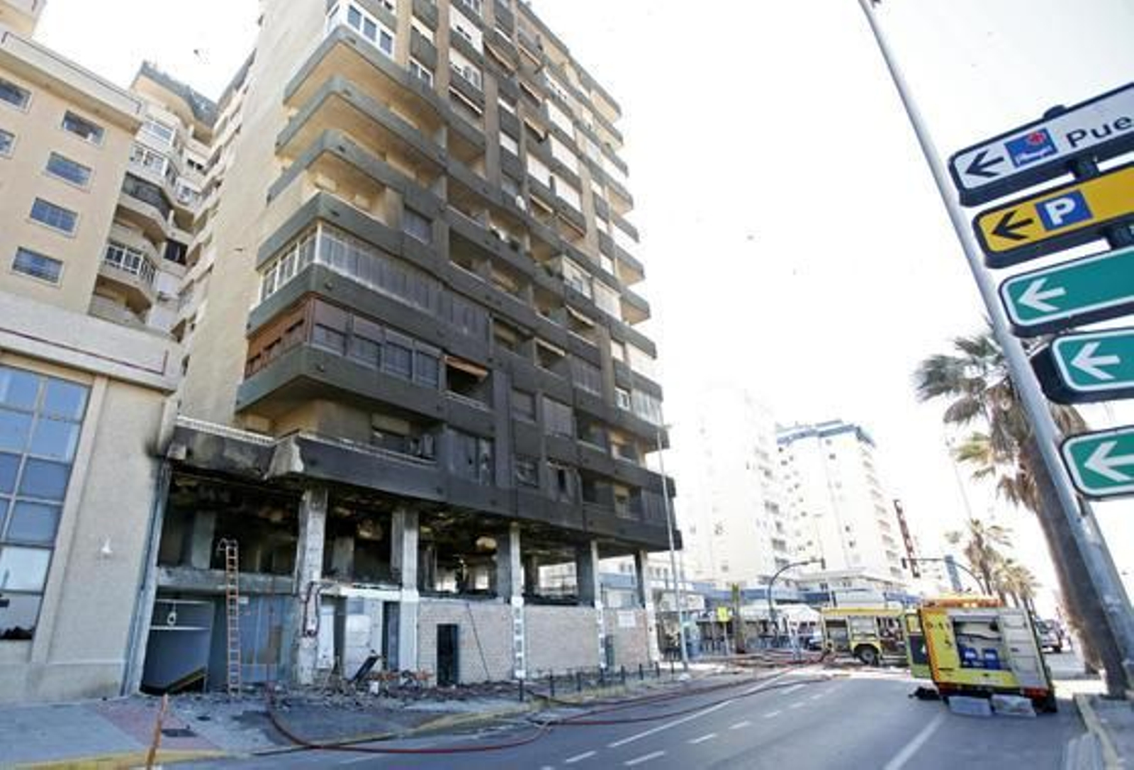 Espectacular incendio en un edificio de la calle Brasil. /Jesús Marín