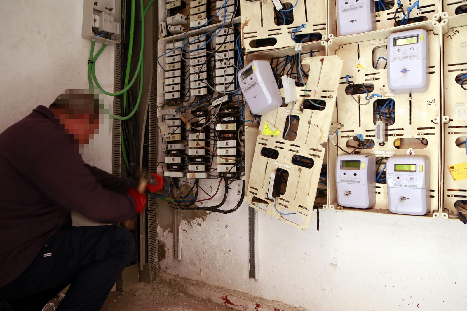 Un técnico trabaja, al mediodía del martes, en el cuarto de contadores afectado de San Juan de Dios.