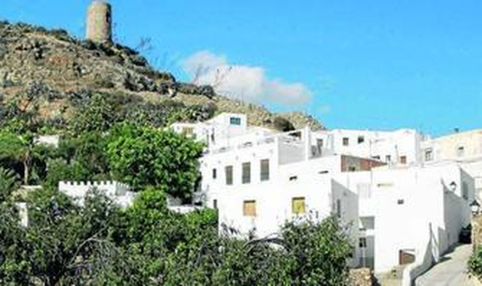 Calles estrechas y casas blancas en la villa de Níjar, a la que vigila su Atalaya, objeto de la obra de rehabilitación ya finalizadas.