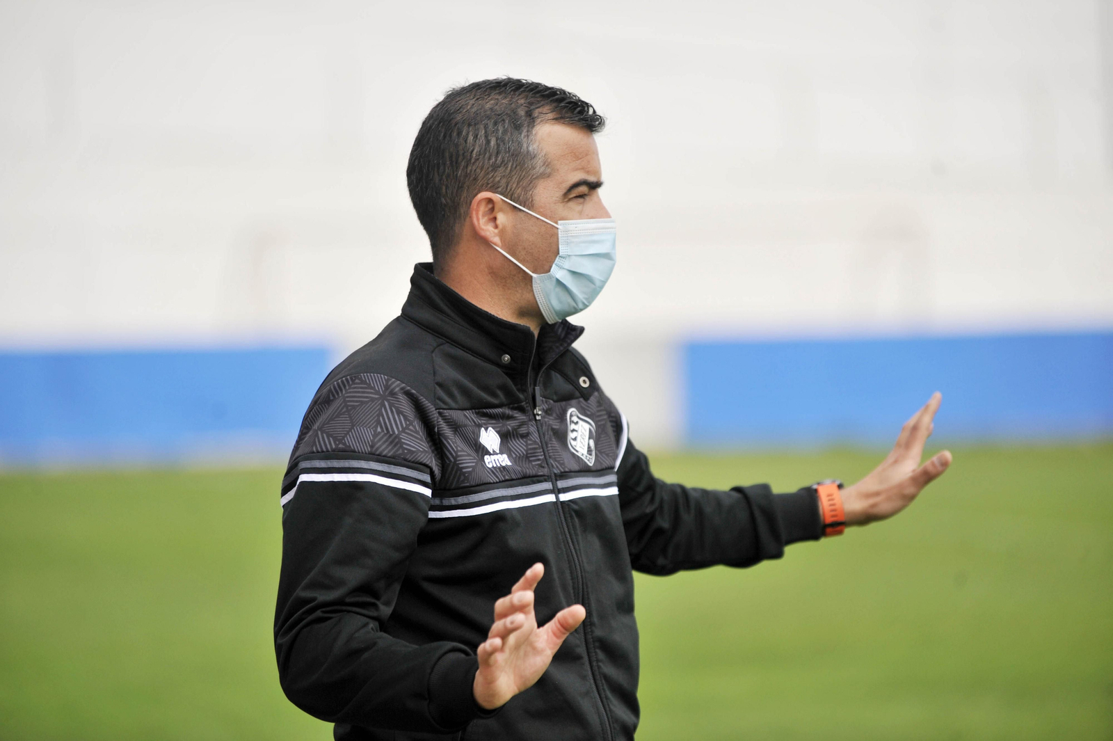 José Pérez Herrera pide tranquilidad a sus jugadores.