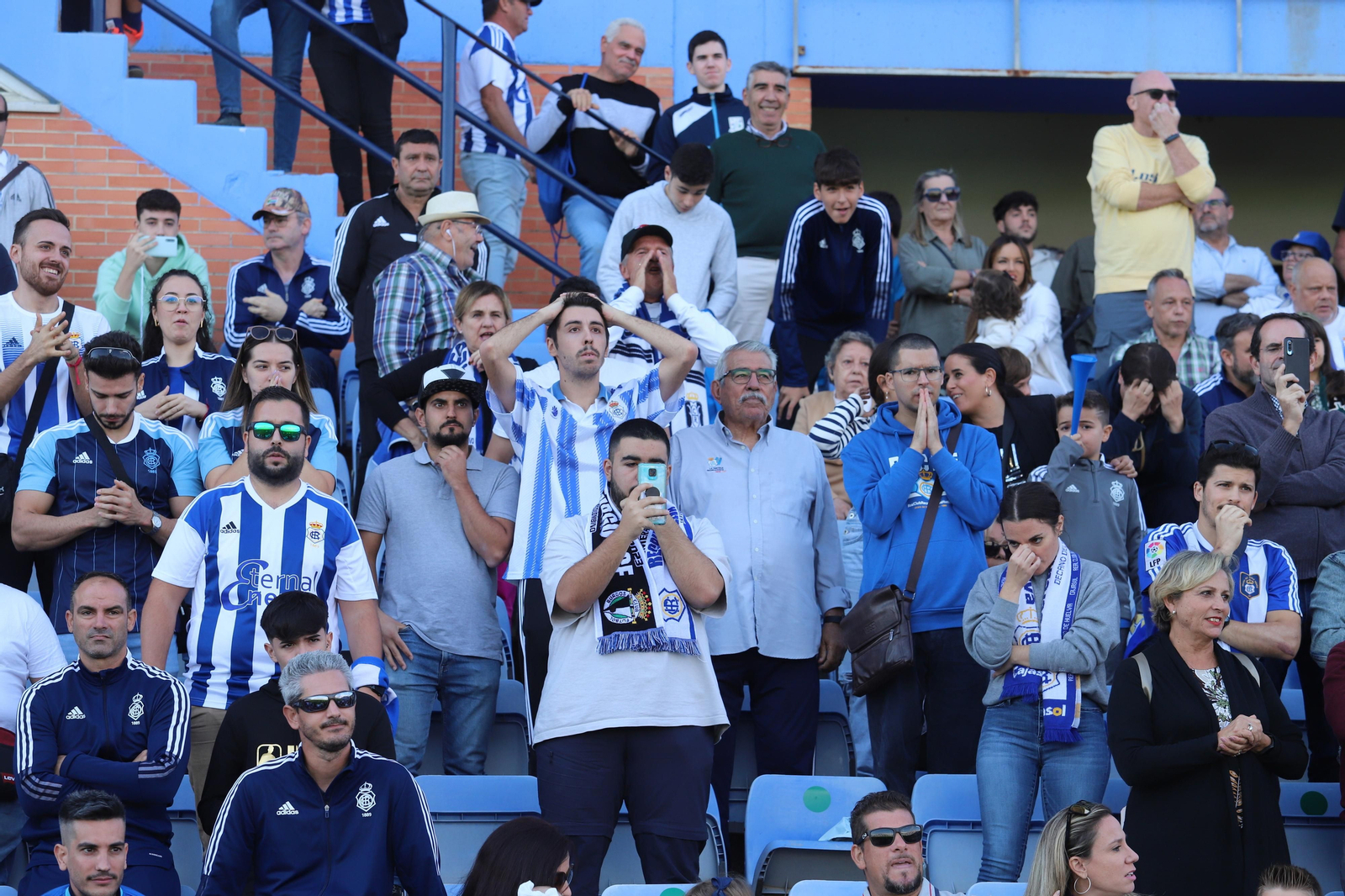 Imágenes del gran ambiente en el Nuevo Colombino para ver el  Recre-Burgos