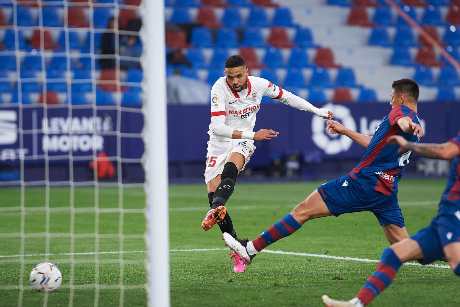 En-Nesyri marca con su pierna buena a puerta vacía después de un jugadón y driblar al portero.