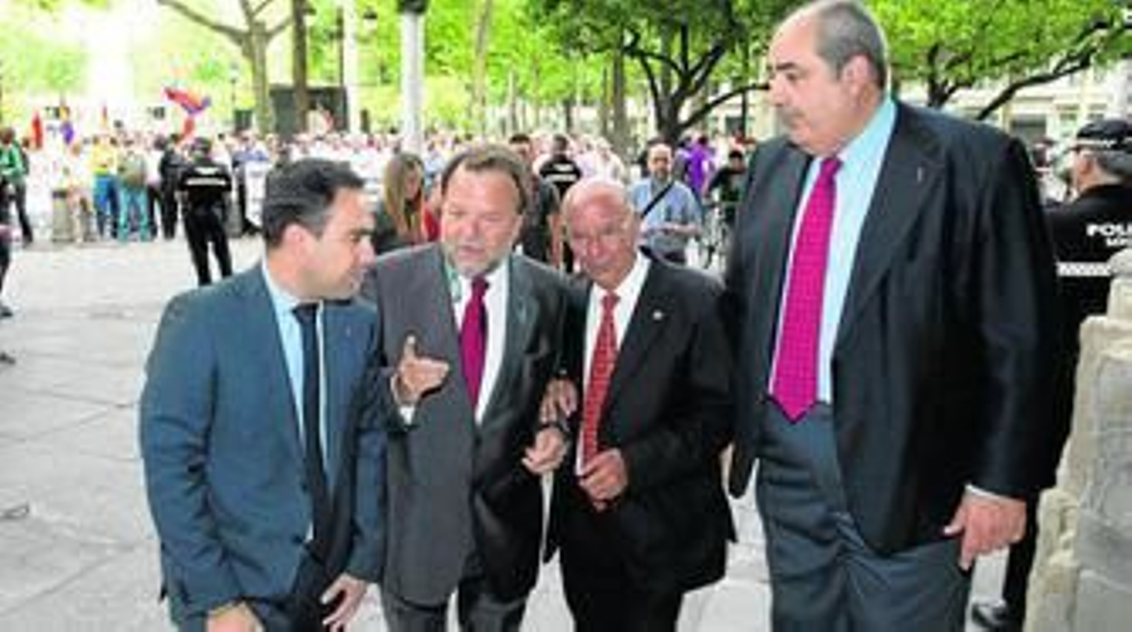 Alfredo Sánchez Monteseirín volvió al Ayuntamiento donde fue alcalde doce años. Ayer, con Alberto Moriña, Joaquín Díaz y Fran Fernández. La 'herencia' de Zoido.