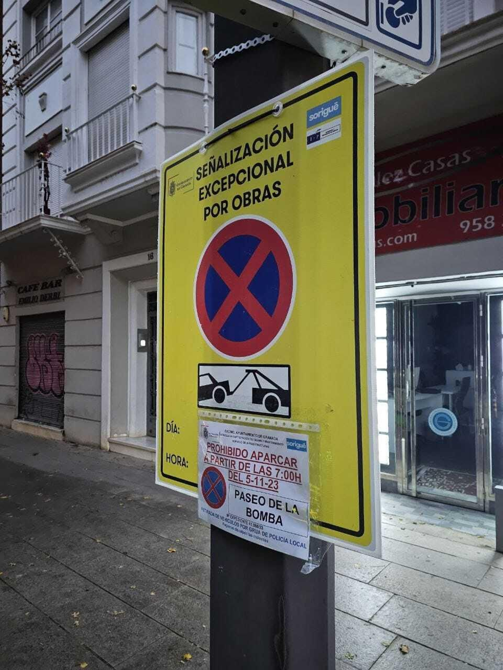 Señalización del corte de tráfico por el Plan de asfaltado.