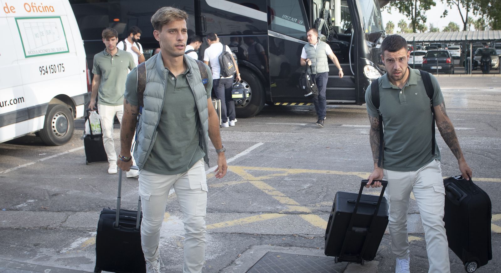 Imágenes del Real Betis en el aeropuerto de Sevilla rumbo a Roma
