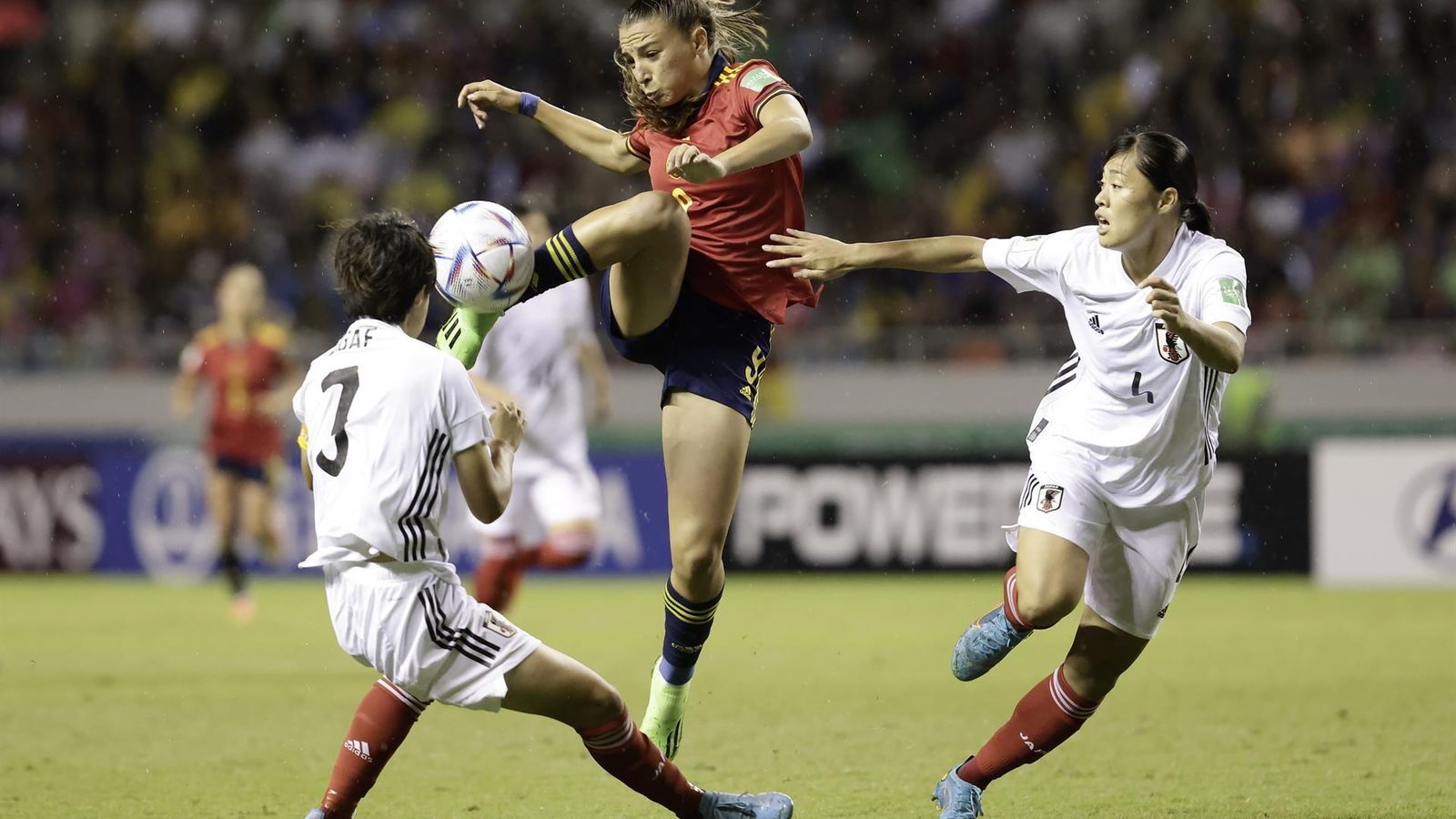 Inma Gabarro golpea el balón durante la final contra Japón.