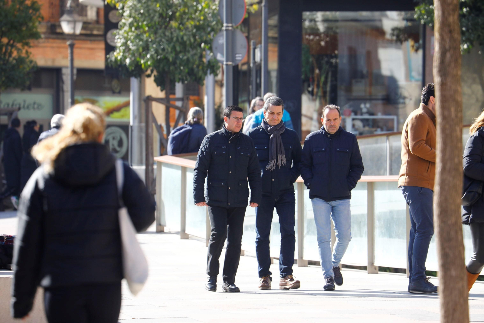 Varias personas caminan por Córdoba. Varias personas caminan por Córdoba.