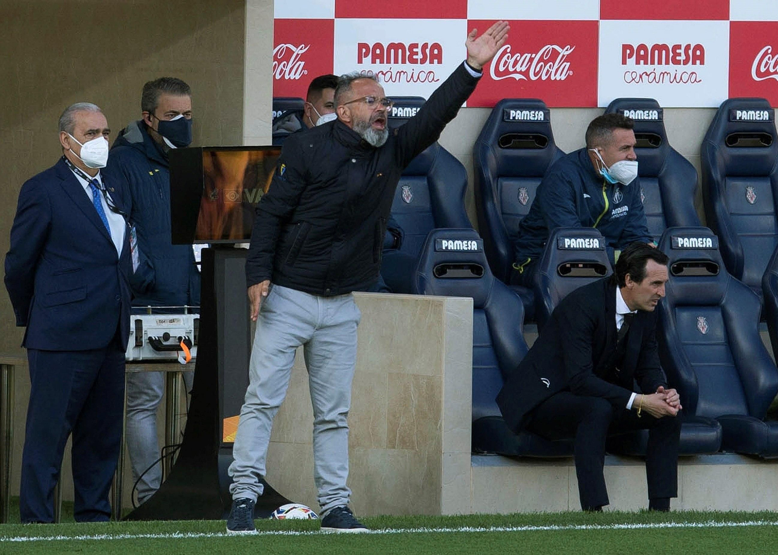 Álvaro Cervera da indicaciones en la banda de La Cerámica.