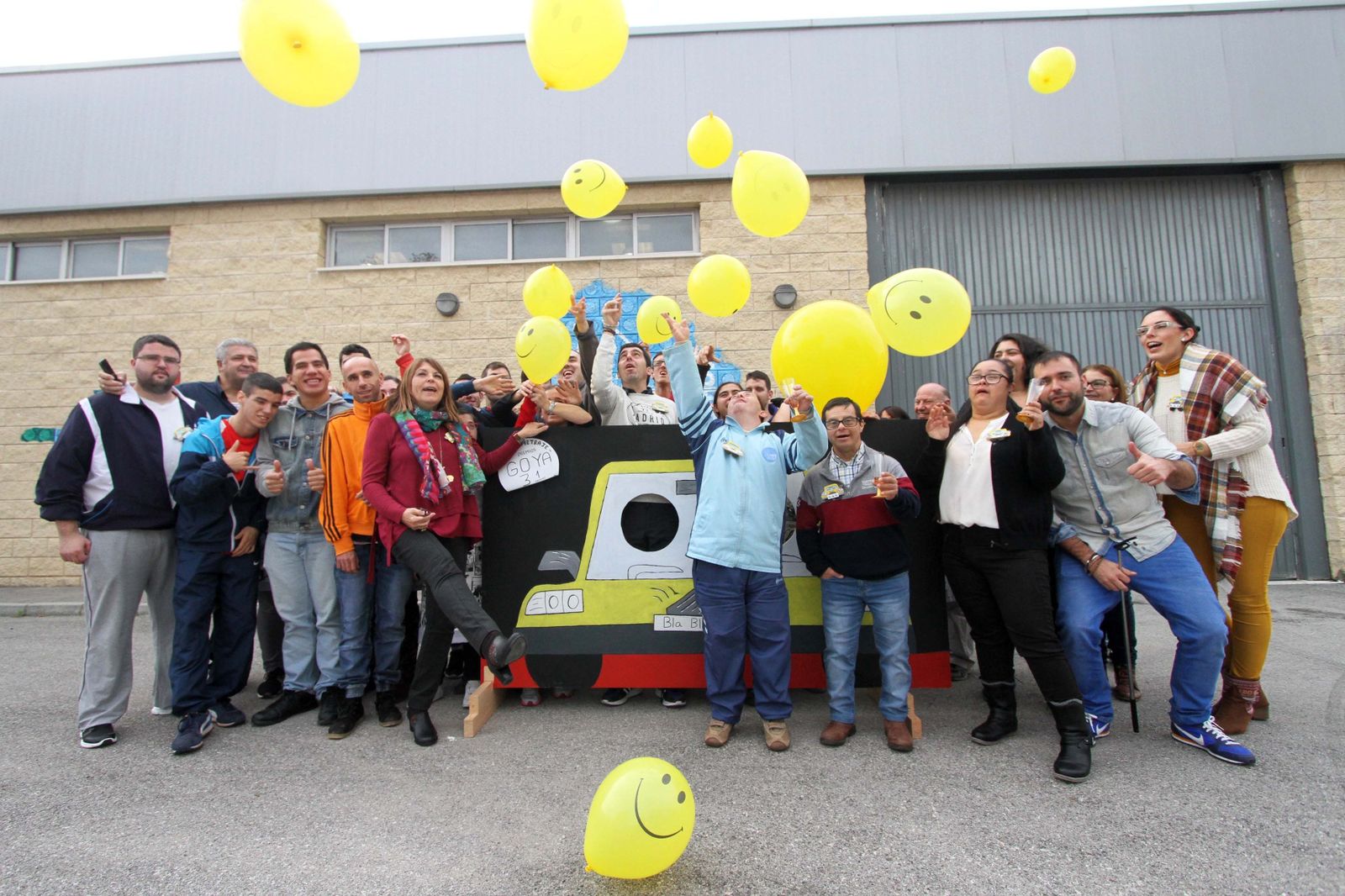 Los actores de Apadis, junto a Bruno Morante y la gerente, María del Carmen Portillo, celebrando en el Centro Real, la nominación al Goya.