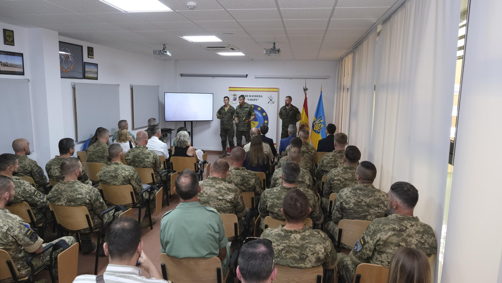 La Ministra de Defensa, Margarita Robles, visita la Base de La Legión en Viator, en imágenes