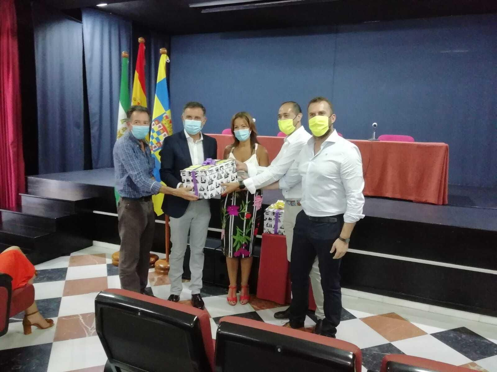Acto de entrega de las mascarillas.