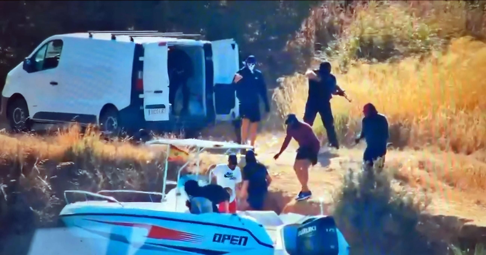 Narcos protegen con armas de guerra un alijo de hachís este pasado verano en la ría de Huelva