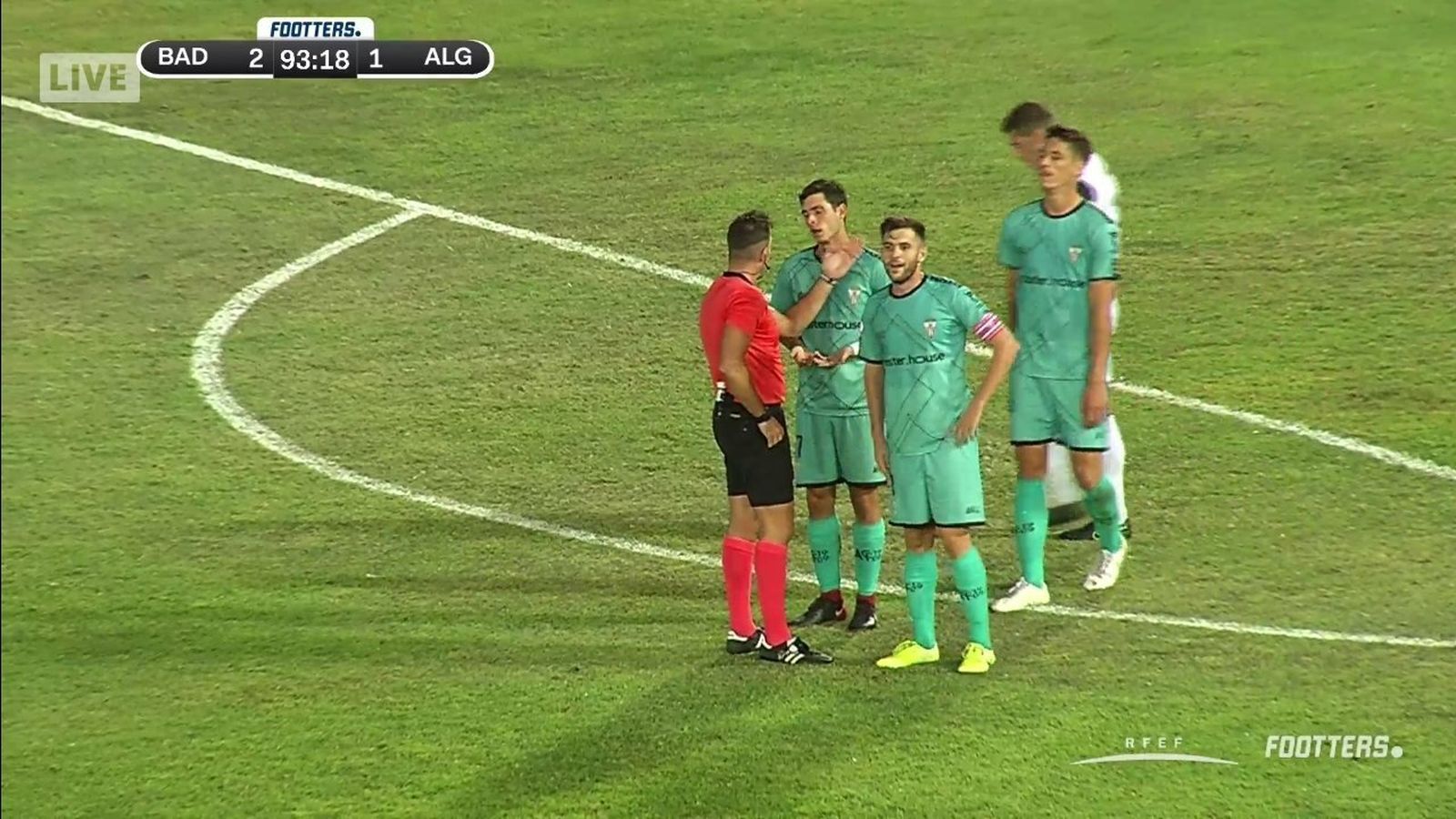 Tote e Iván protestan al árbitro en Badajoz.