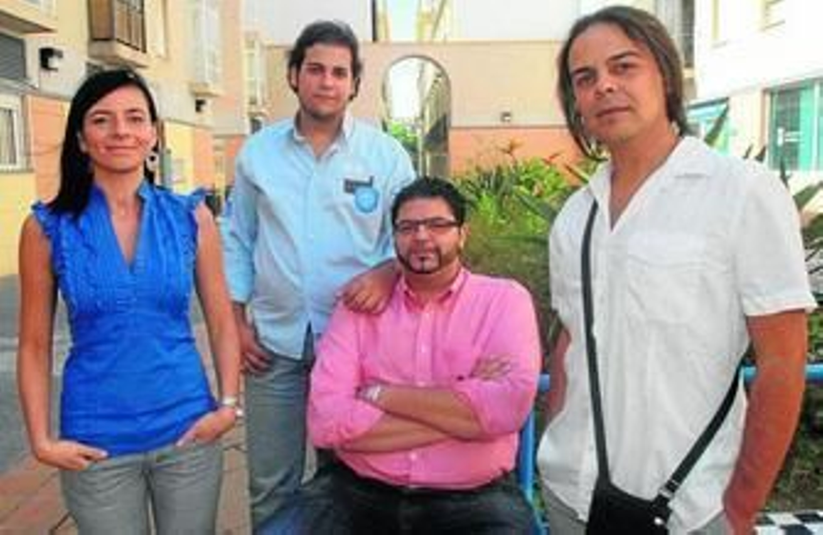 Sonia Cortés, Ramón Flores, Juan José Flores y Rafael Ranchal (de izq. a der.) junto a la sede de la Fundación Secretariado Gitano.