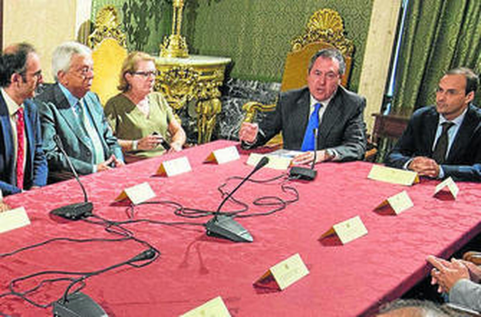 Imagen de la reunión mantenida entre los distintos representantes.