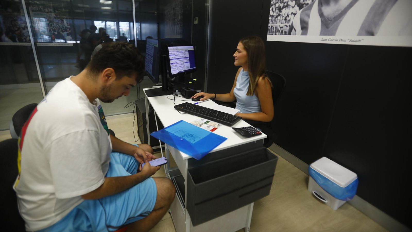 Un abonado del Córdoba CF renueva su carné en las oficinas de El Arcángel. Un abonado del Córdoba CF renueva su carné en las oficinas de El Arcángel.