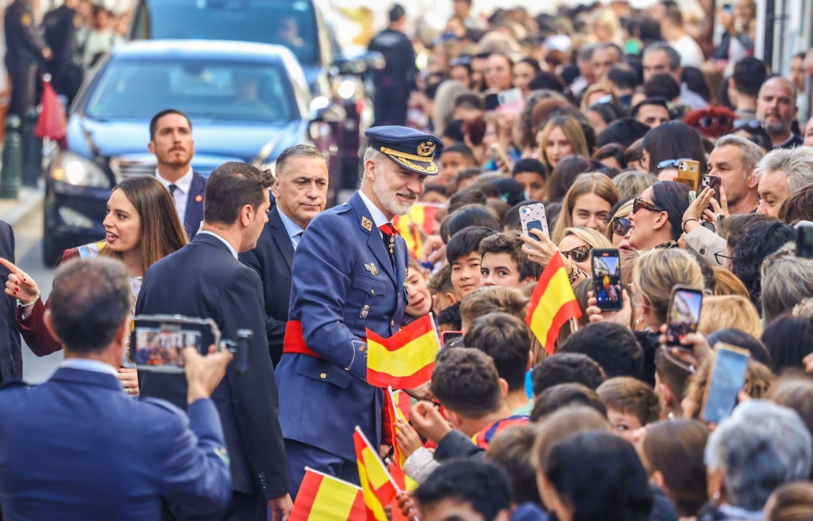 Hacen una foto al Rey con el móvil.