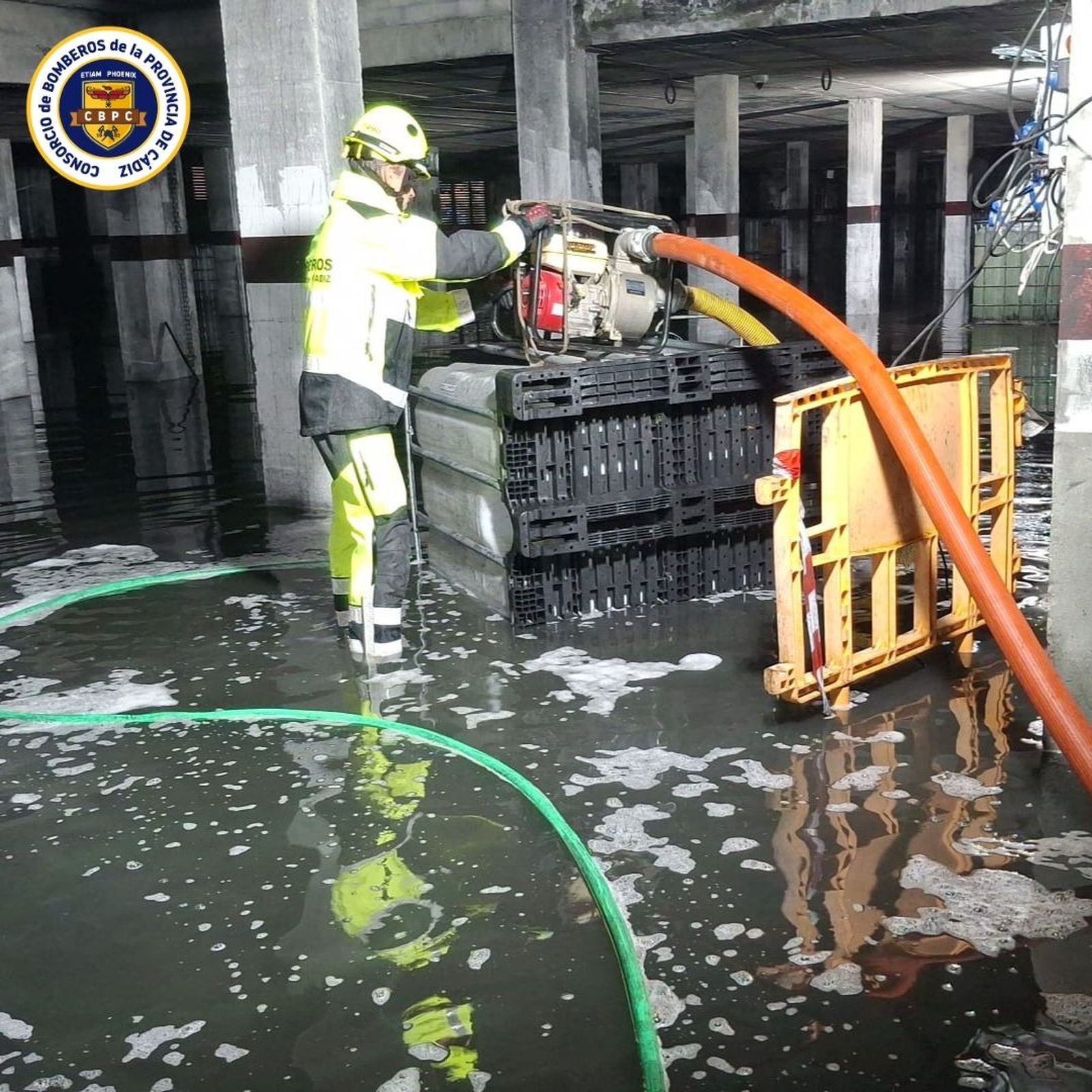 Inundado por las lluvias el garaje del edificio Miramar en el Río San pedro, que sufrió un incendio en noviembre