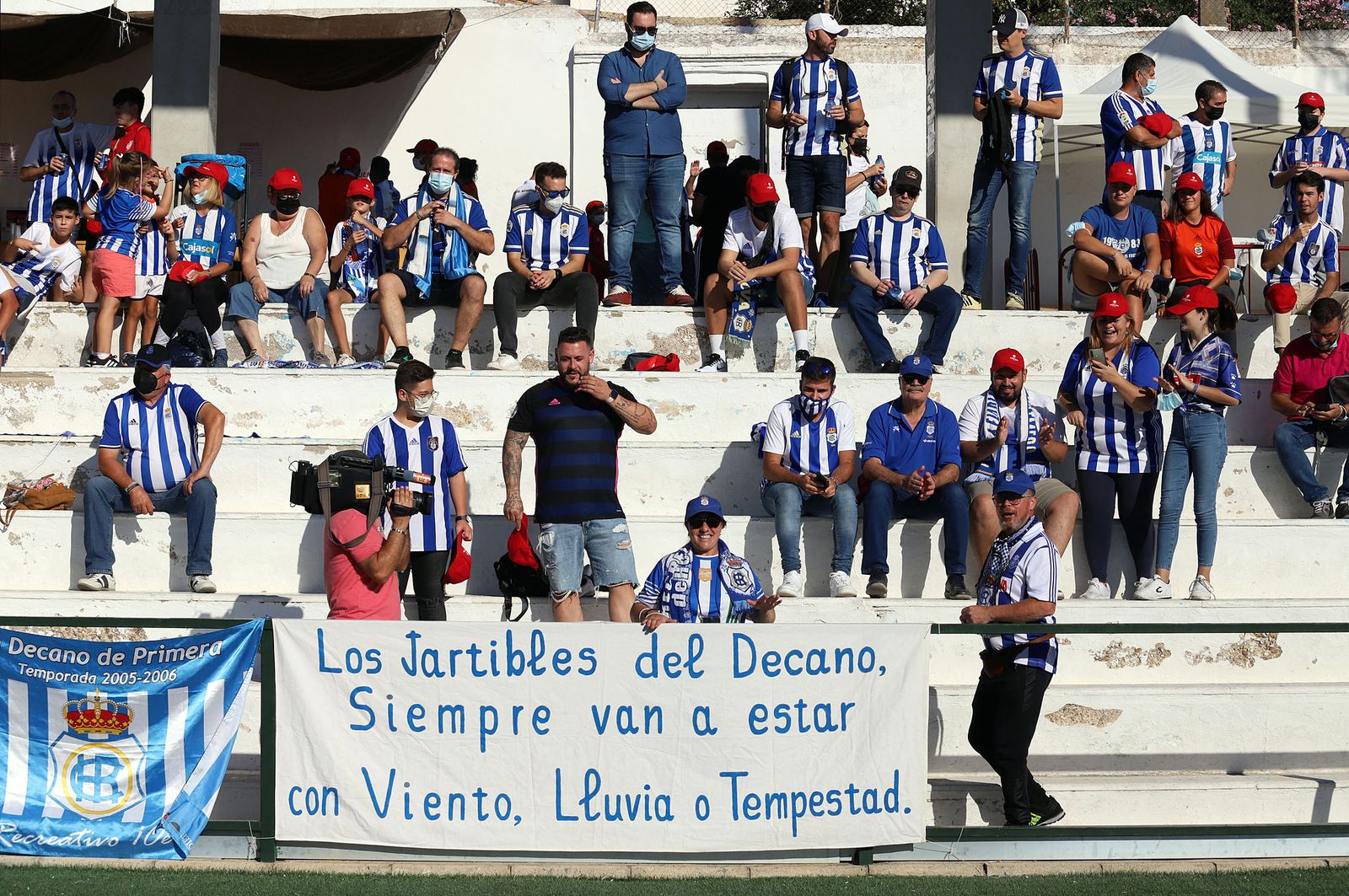 Imágenes de la afición más fiel del Recre en su visita al campo del Antoniano