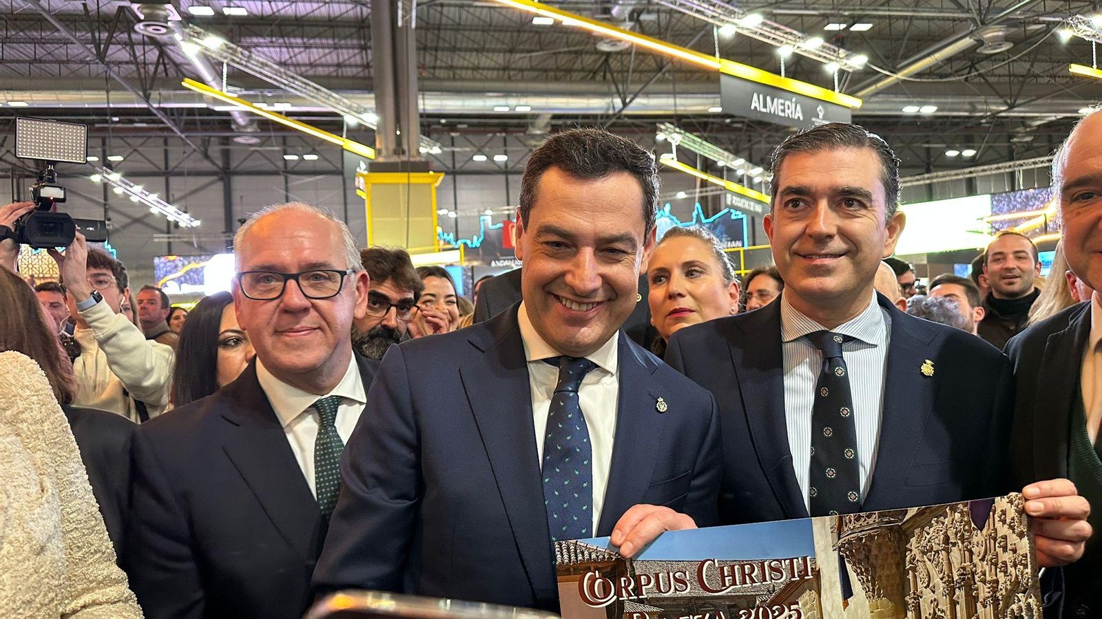 El presidente de la Junta, junto al alcalde Baeza, con el cartel anunciador de Baeza.