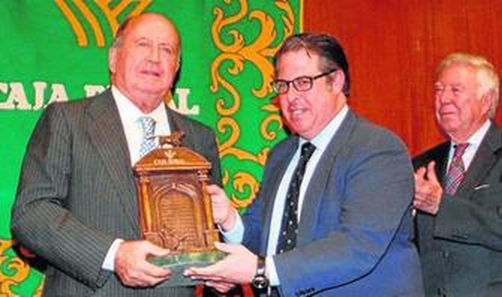 Diego Ventura, junto a Crivell, recogió el Trofeo Pepe Luis Vázquez 2014.