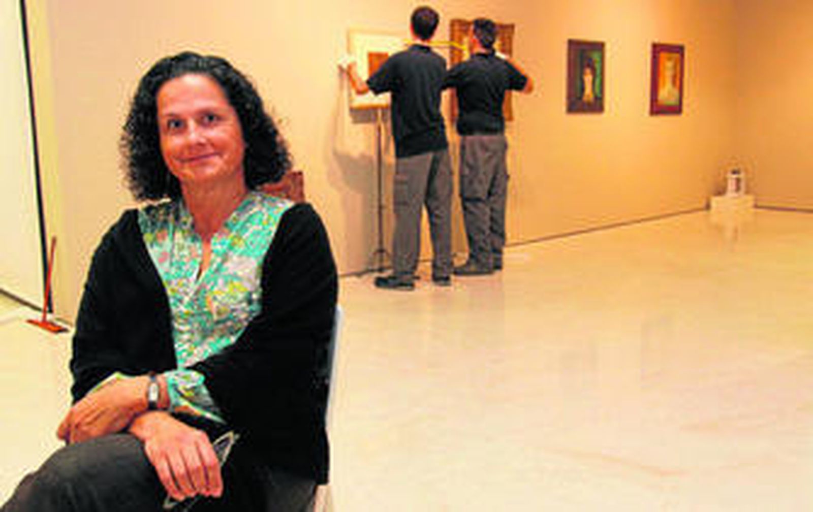 Silvia Pizarro, ayer, en el Museo Carmen Thyssen, mientras los técnicos proceden a la instalación de la exposición.
