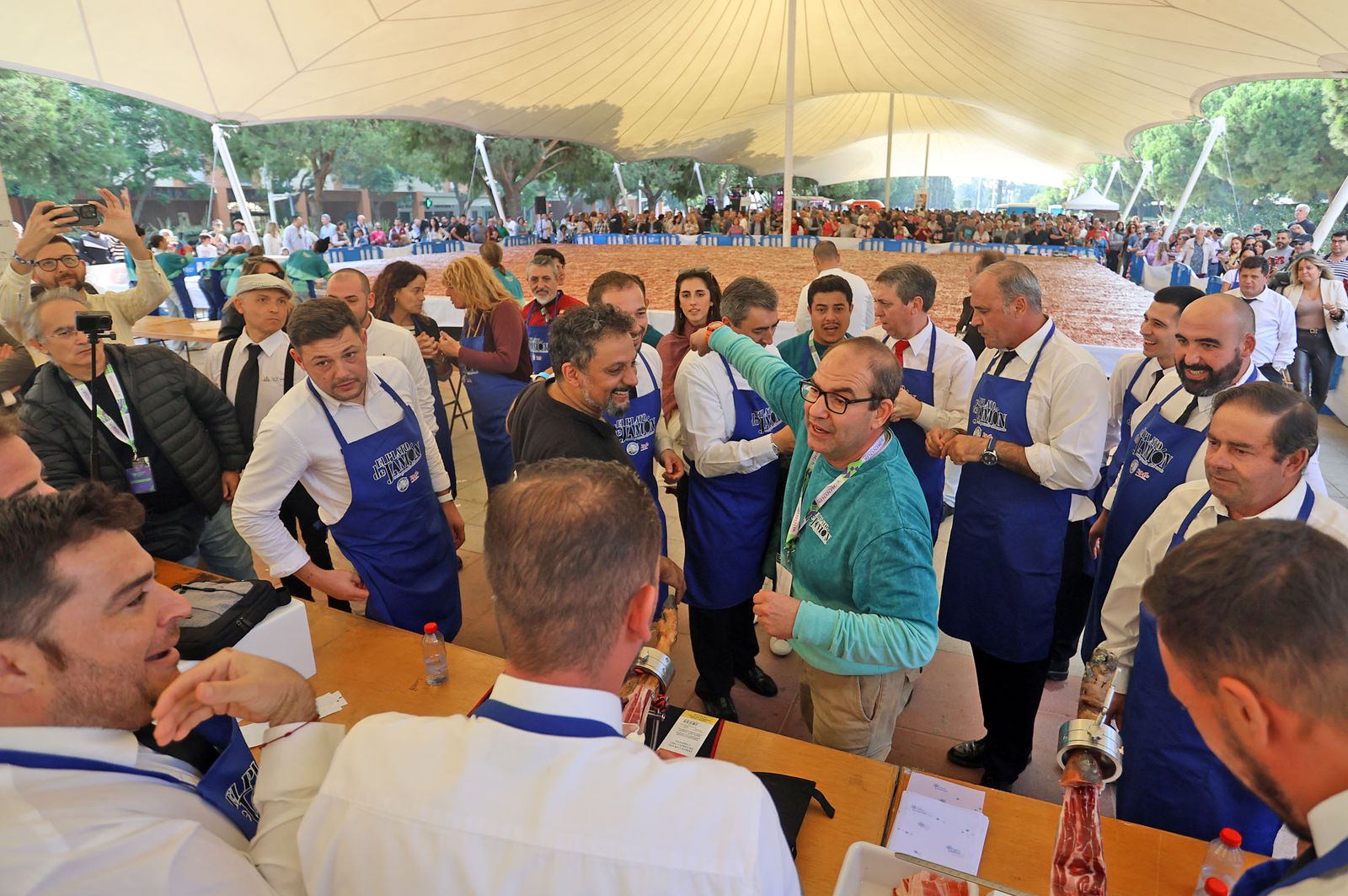 Huelva consigue el récord Guinness con el plato de jamón más grande del mundo, en imágenes