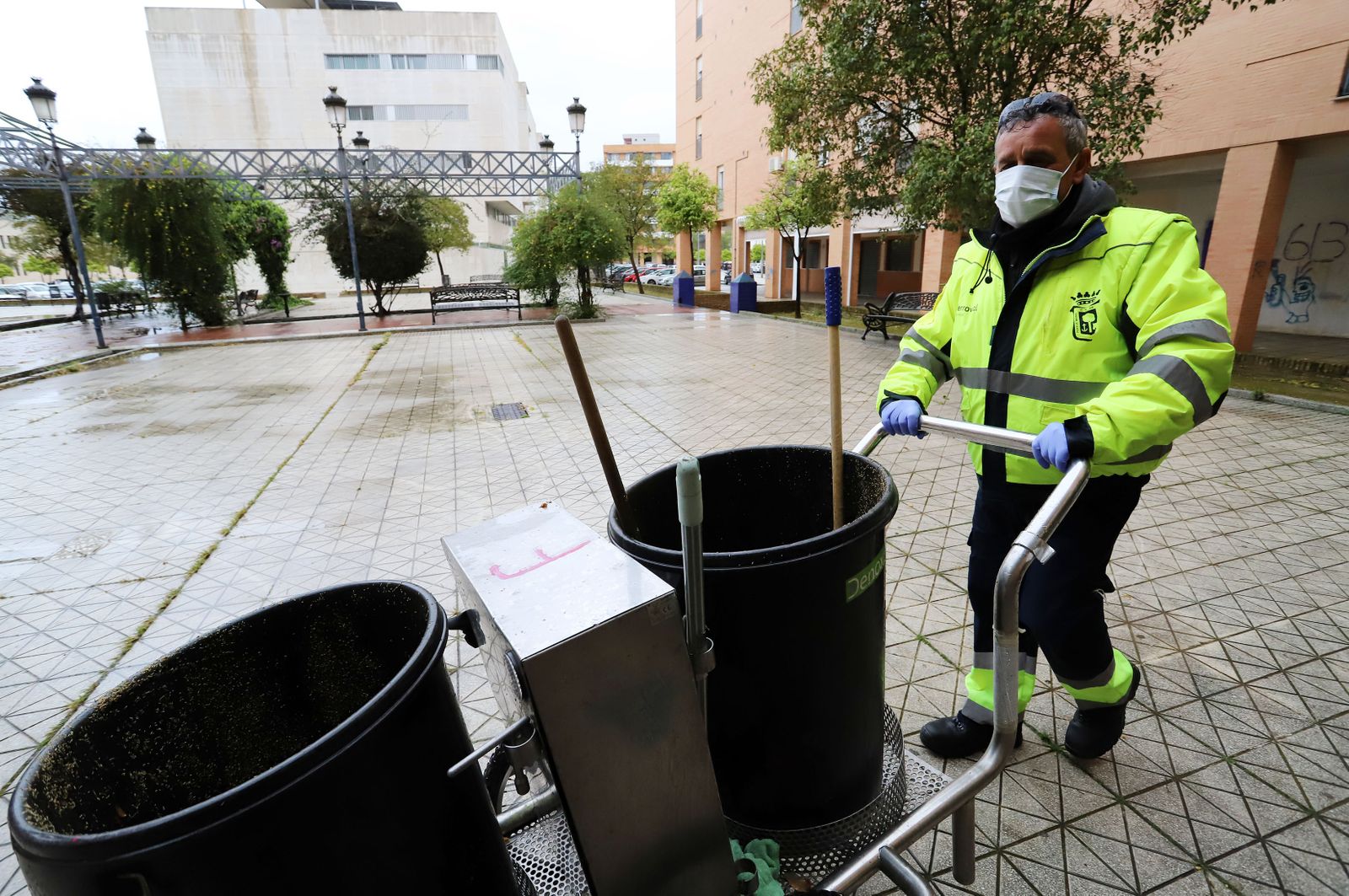 Imágenes del servicio especial de limpieza del Ayuntamiento de Huelva