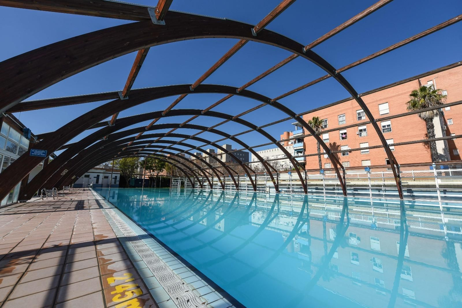 La cubierta de la piscina del complejo deportivo La cubierta de la piscina del complejo deportivo