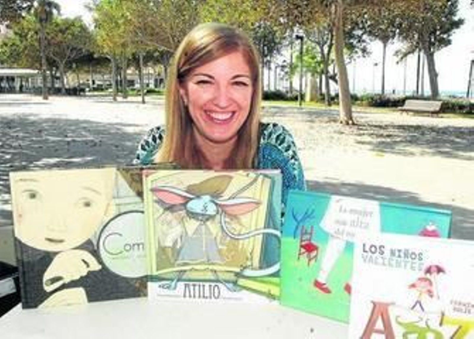 Gema Sirvent, directora editorial de Libre Albedrío con algunas de las obras publicadas.