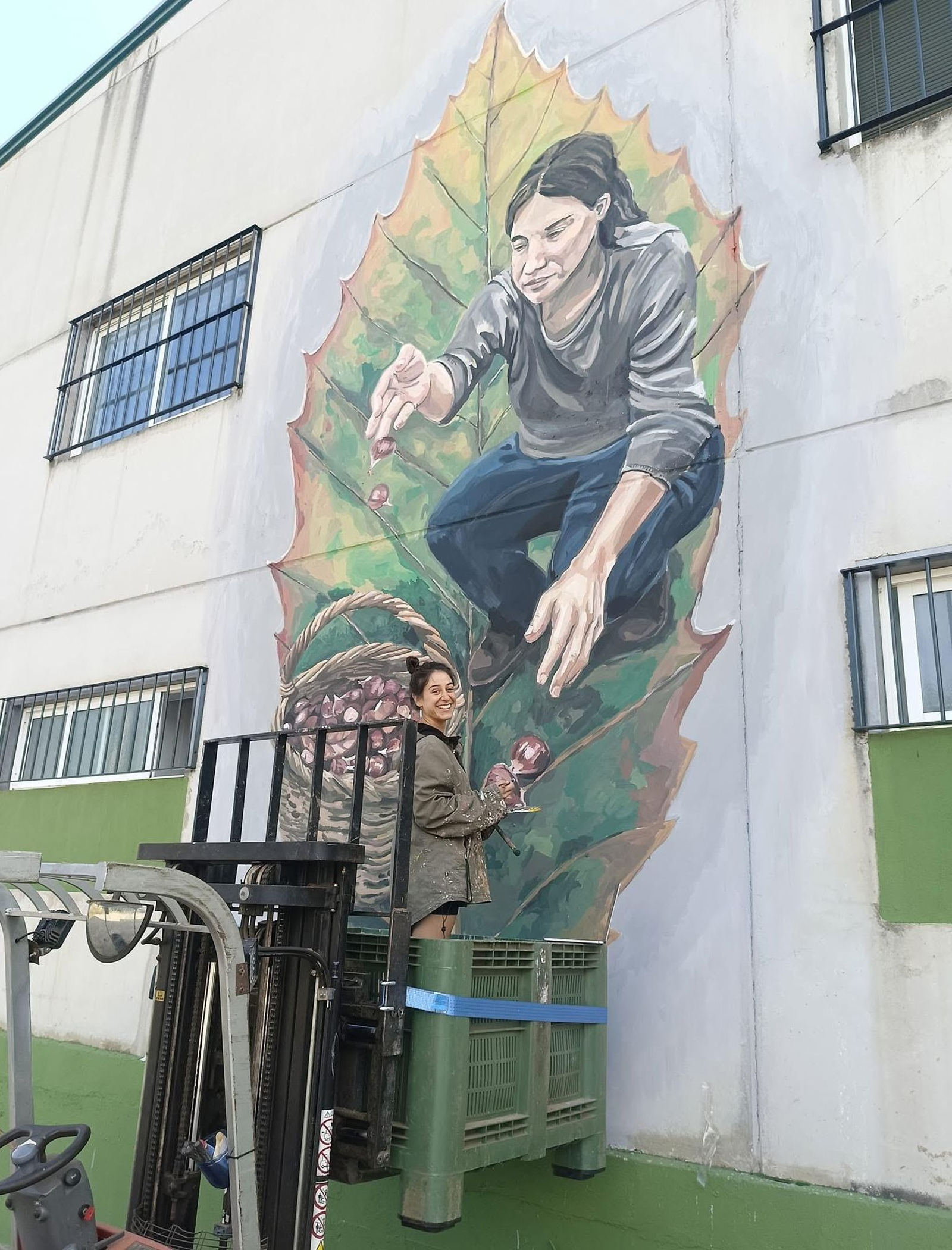 Natalia Escaño en el proceso creativo del mural.