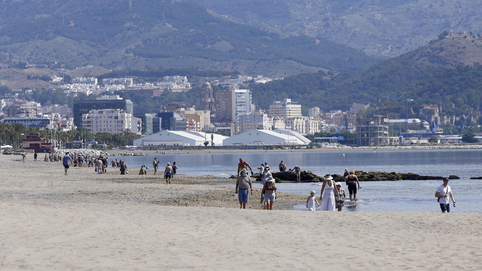 Las playas de Málaga, a la espera de los turistas, en fotos