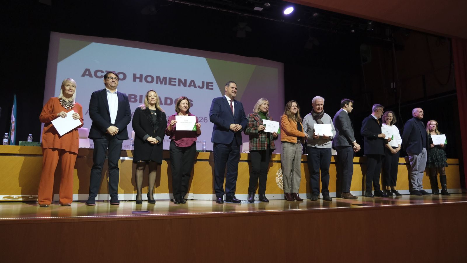 Los maestros docentes jubilados reciben su homenaje en la paraninfo de la UAL