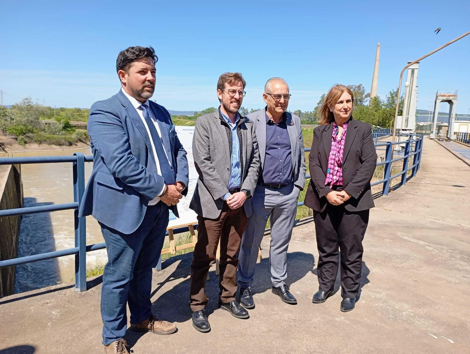 De izquierda a derecha, el alcalde de Lora del Río (Antonio Enamorado), el subdelegado de Sevilla ( Francisco Toscano), el presidente de la CHG (Joaquín Páez) y la subdelegada de Córdoba (Ana López) durante la visita a la zona.