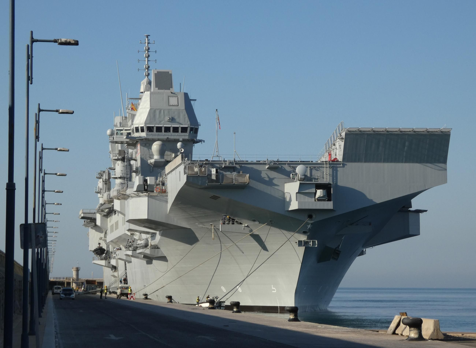 El buque más moderno de la marina militar italiana atracado en el muelle de levante malagueño.