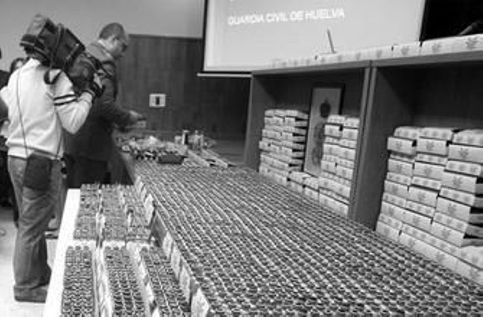 Un agente del Seprona revisa las sustancias intervenidas en la operación.