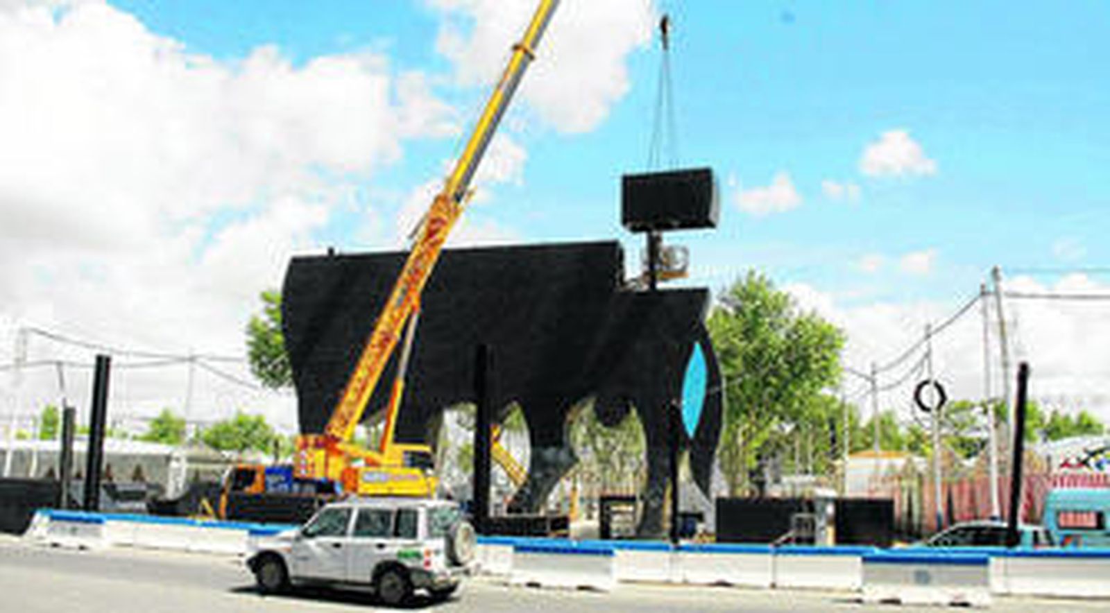 La portada del Toro sigue tomando forma estos días a las puertas del recinto de Las Banderas.