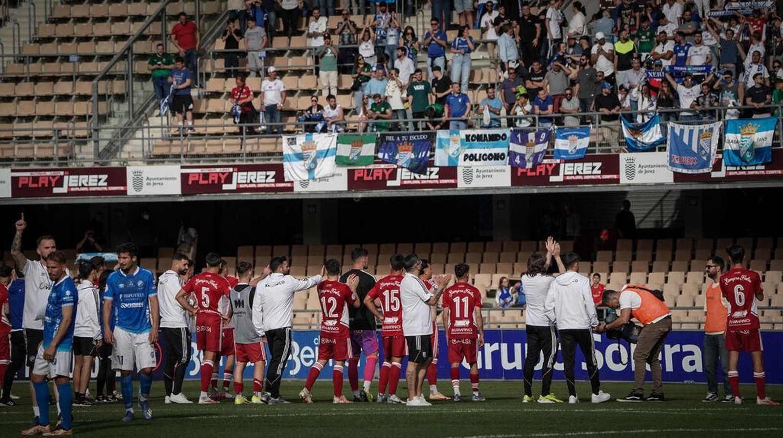 Los jugadores del Xerez CD aplauden a sus aficionados tras el empate en Chapín contra el Xerez DFC.