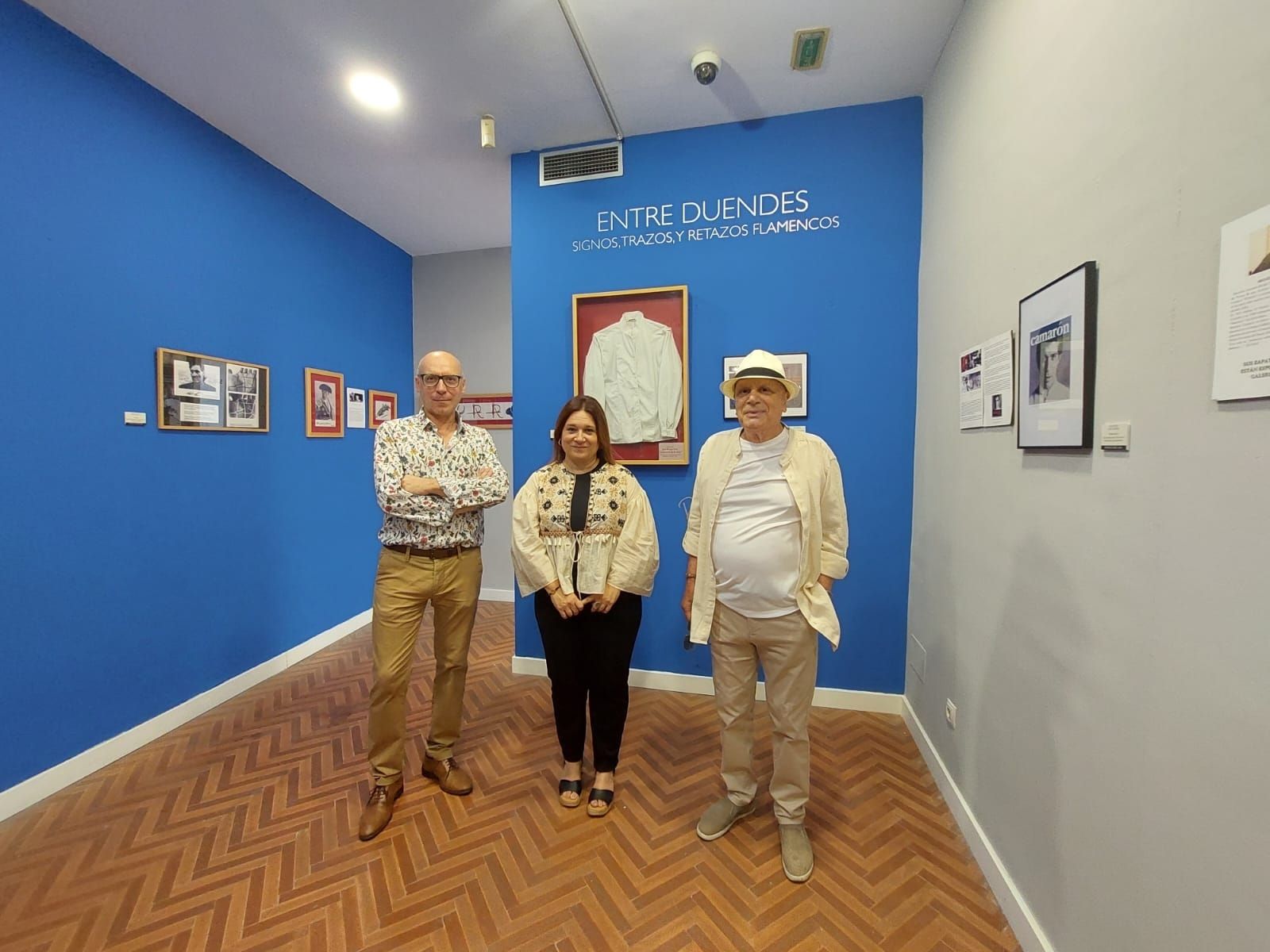El artista con el director del Museo de Chiclana y la delegada de Cultura.
