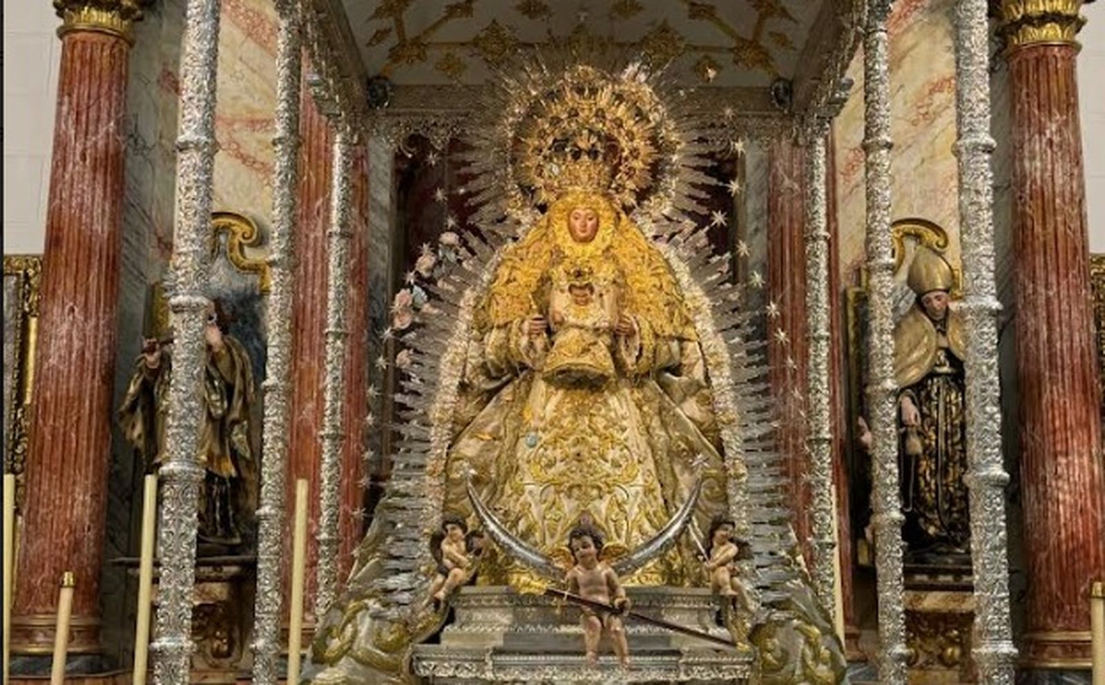 La Virgen de Cuatrovitas, en su templete y preparada para la Romería