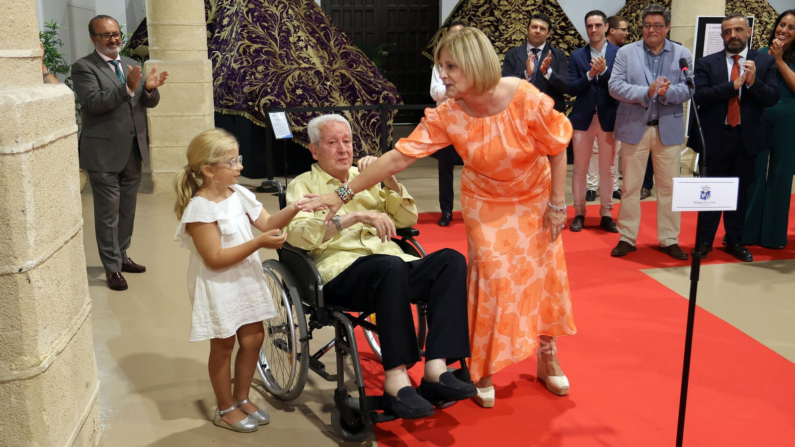 Inauguración de la exposición de mantos de vírgenes dentro de los actos de la Magna Mariana