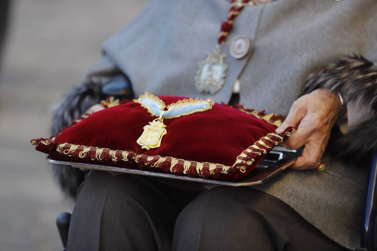 Imposición de la Medalla de Oro de Huelva a la Virgen de los Dolores