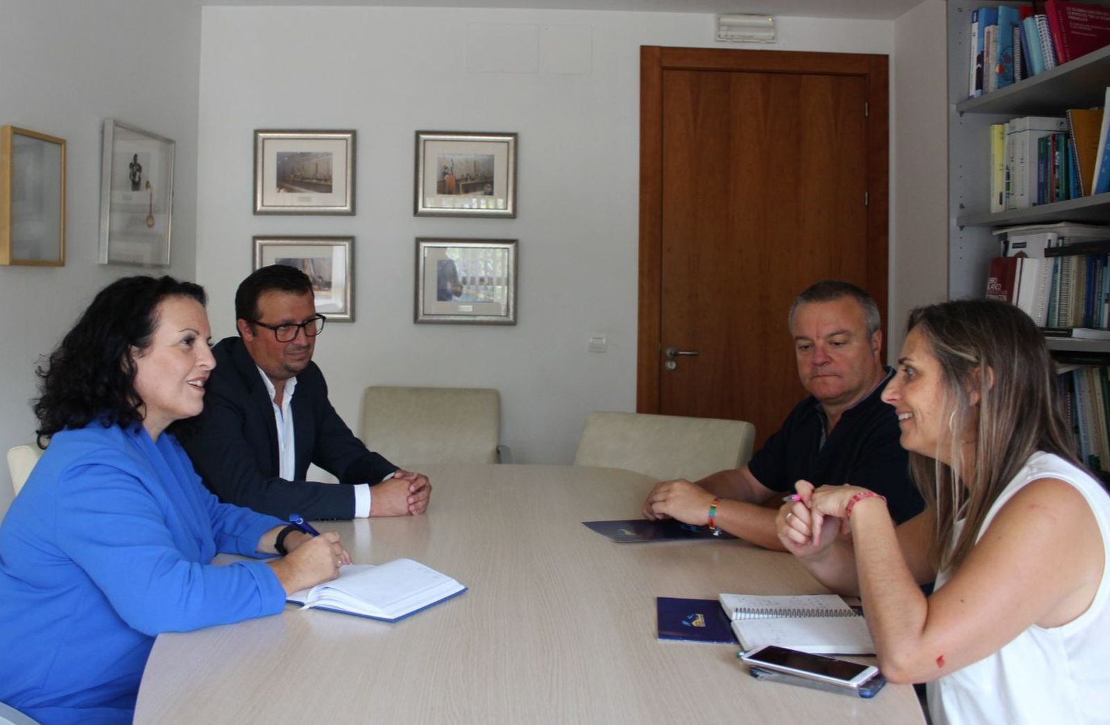 Los populares Ascen Hita y Óscar López, en una reunión con los hosteleros de playa.
