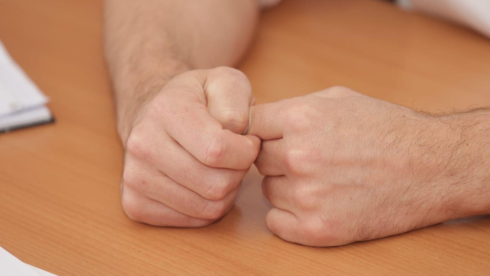 Un primer plano de las manos de González Rubiño durante la entrevista para 'Europa Sur'.