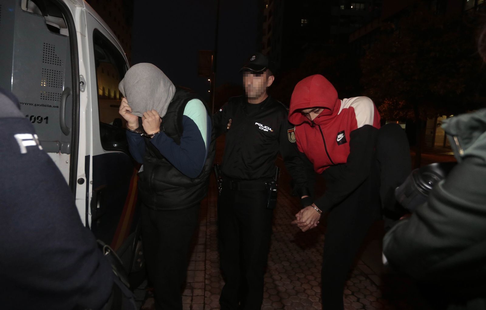 El Caramelito asesta una patada a una cámara de televisión al salir de los juzgados.