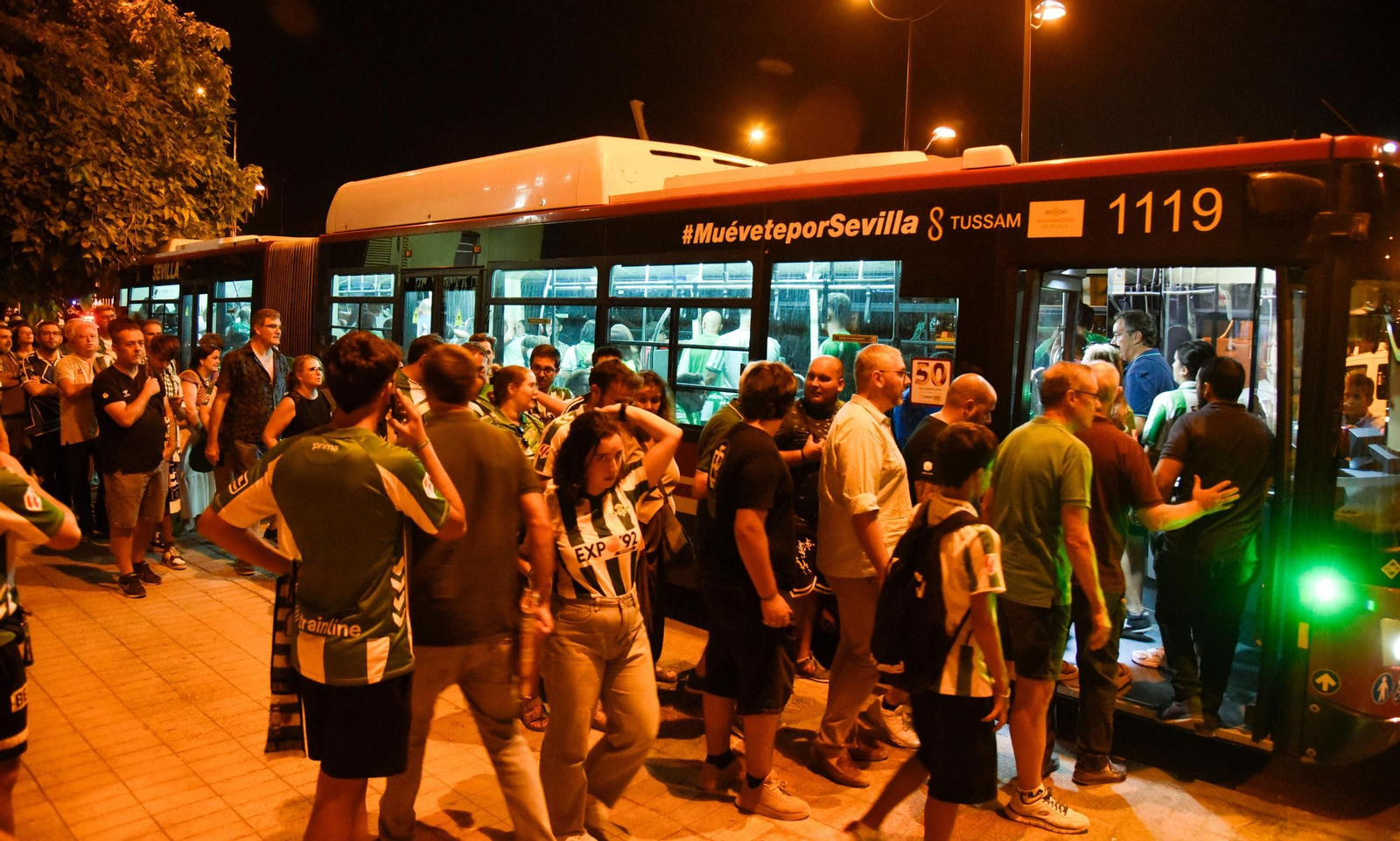 Aficionados del Betis suben a un autobús de Tussam a la vuelta del partido.